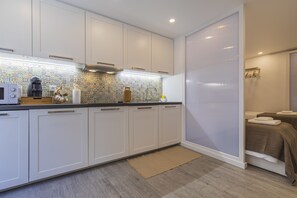 冷蔵庫、電子レンジ、オーブン、コンロ