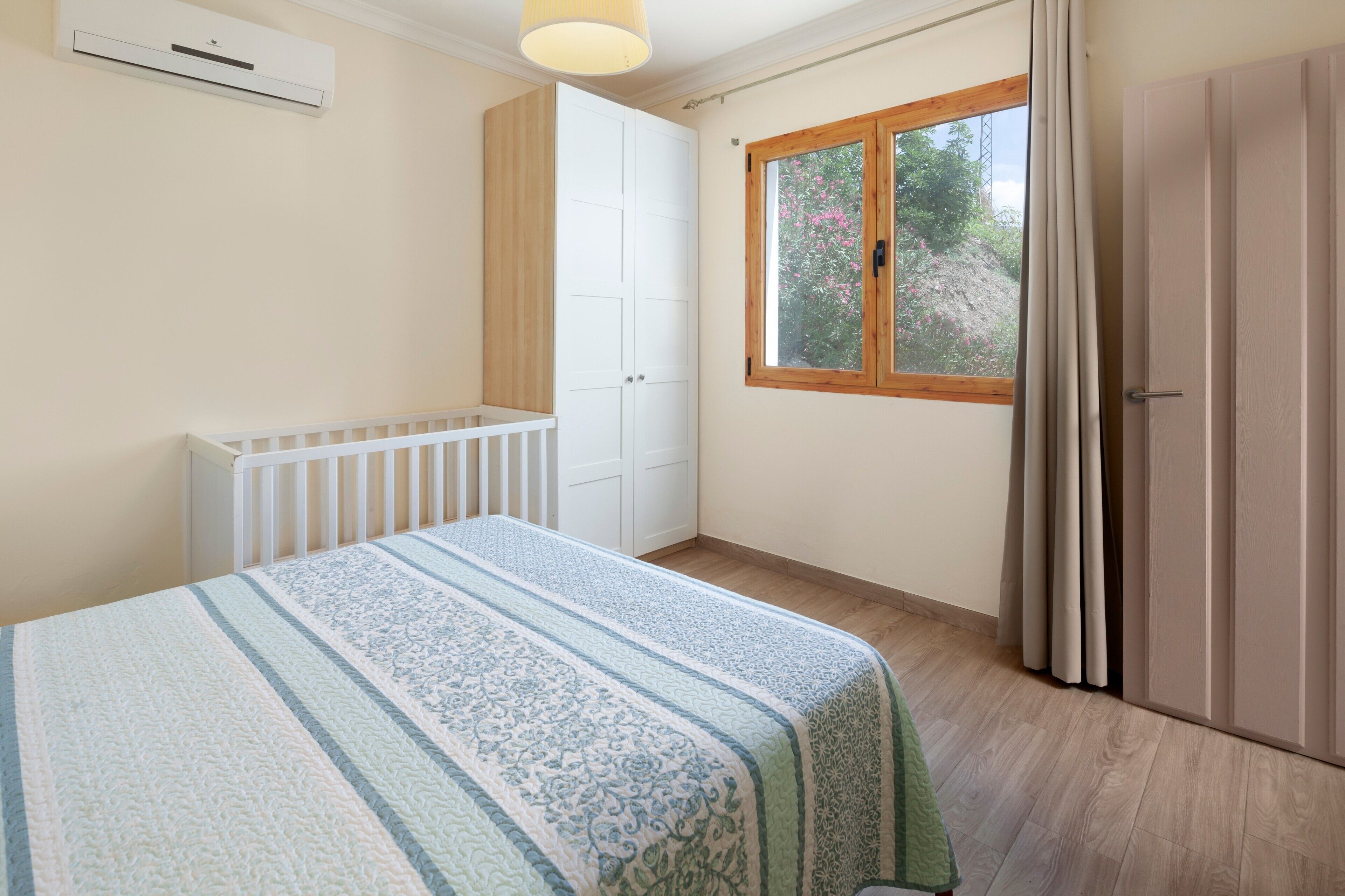 3 dormitorios, tabla de planchar con plancha, wifi gratis y ropa de cama