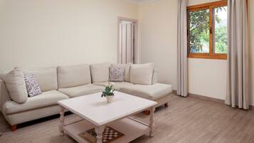 Téléviseur, foyer, table de ping-pong