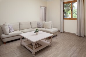 Televisión, chimenea, mesa de ping pong