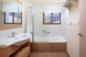 Baignoire, séchoir à cheveux, serviettes fournies