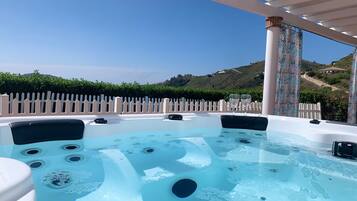 Bañera de hidromasaje al aire libre