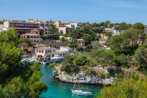 Une ville côtière avec des bâtiments, un port de plaisance et des bateaux.