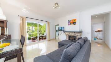 Een televisie en een stereo