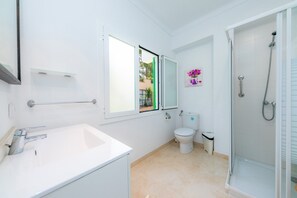 Tina, amenidades de baño gratuitas, secadora de cabello, toallas 