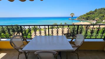 Apartamento, 1 habitación, balcón, vistas a la montaña | Restaurante al aire libre