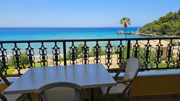 Apartment, 1 Bedroom, Balcony, Mountain View | Outdoor dining