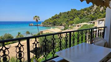 Apartment, 1 Bedroom, Balcony, Mountain View | Outdoor dining