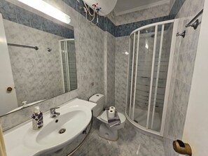 Departamento, 1 habitación, balcón, vista a la montaña | Baño | Tina con regadera y toallas 