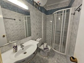 Apartment, 1 Bedroom, Balcony, Mountain View | Bathroom | Combined shower/tub, towels