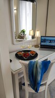 Habitación triple estándar | Ropa de cama de alta calidad, edredones de plumas, minibar y caja fuerte