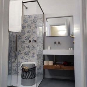 Standard Double or Twin Room | Bathroom | Shower, rainfall showerhead, hair dryer, bidet - Hotel Riviera (San Vito Lo Capo)