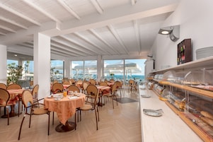 Ókeypis morgunverðarhlaðborð daglega