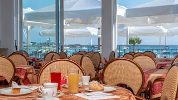 Desayuno bufé gratuito y diario