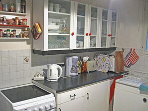 Kylskåp, mikrovågsugn, ugn och spishäll