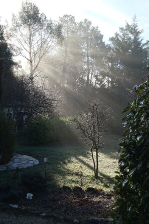 Property grounds - Vacation Home "Zypresse" - Relax in with a large, enclosed parklike garden. (St. Saturnin lès Apt)