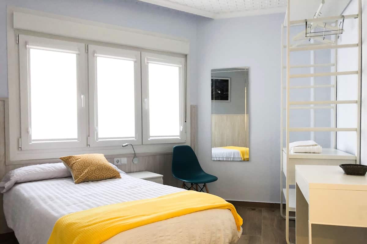 Habitación individual básica | Escritorio, espacio para trabajar con un portátil, wifi gratis