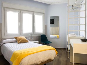 Quarto solteiro básico | Escrivaninha, espaço de trabalho para notebook, Wi-Fi de cortesia