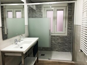 Romantic Tek Büyük Yataklı Oda | Banyo
