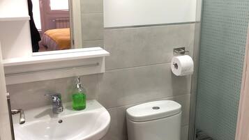 Habitación triple Confort | Lavabo en el baño
