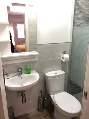 Habitación triple Confort | Lavabo del cuarto de baño