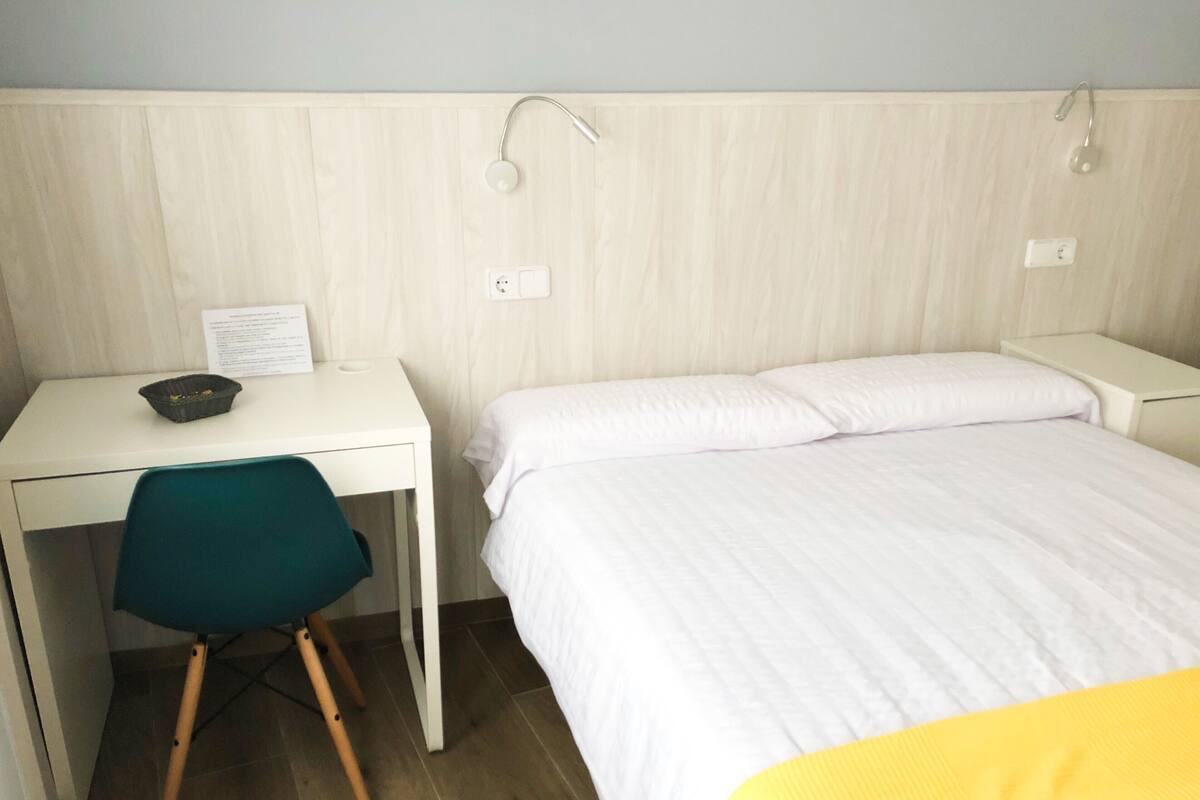 Escritorio, espacio para trabajar con laptop y wifi gratis 
