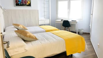 Habitación Confort con 2 camas individuales | Escritorio, espacio para trabajar con un portátil, wifi gratis