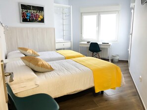 Quarto duplo conforto | Escrivaninha, espaço de trabalho para notebook, Wi-Fi de cortesia