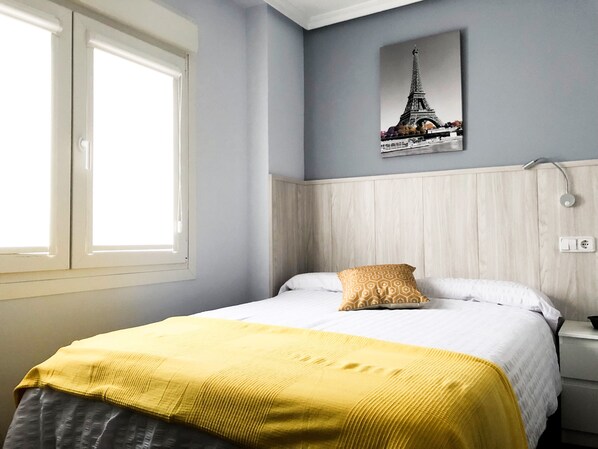 Deluxe Tek Büyük Yataklı Oda | Masa, dizüstü bilgisayar çalışma alanı, ücretsiz kablosuz İnternet