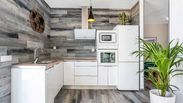 Een koelkast, een magnetron, een oven, een kookplaat