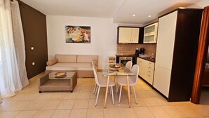 Un apartamento moderno con sala de estar, comedor y cocina.