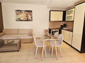 Apartment, 1 Bedroom, Smoking, Mountain View | Dining room