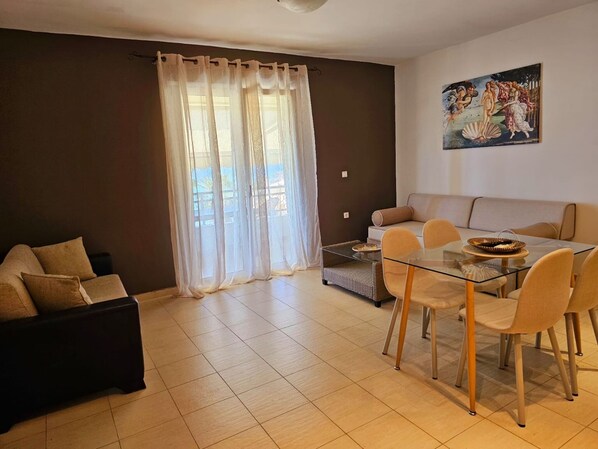 Apartment, 1 Bedroom, Smoking, Mountain View | Dining room