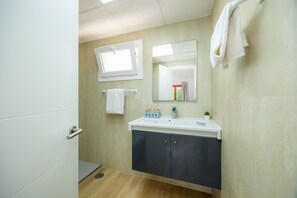 Shower, hair dryer, towels - Apartment Close to the Beach with Pool Access, Private Terrace, Air Conditioning and Wi-Fi (Canyamel)