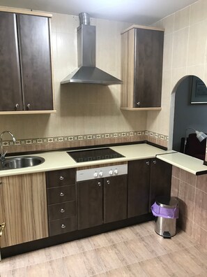 Kylskåp, mikrovågsugn, diskmaskin och kaffe- och tebryggare