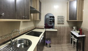 Kylskåp, mikrovågsugn, diskmaskin och kaffe- och tebryggare