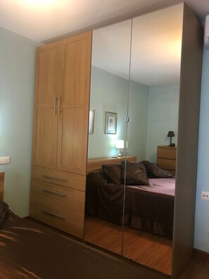 2 habitaciones, escritorio y tabla de planchar con plancha 