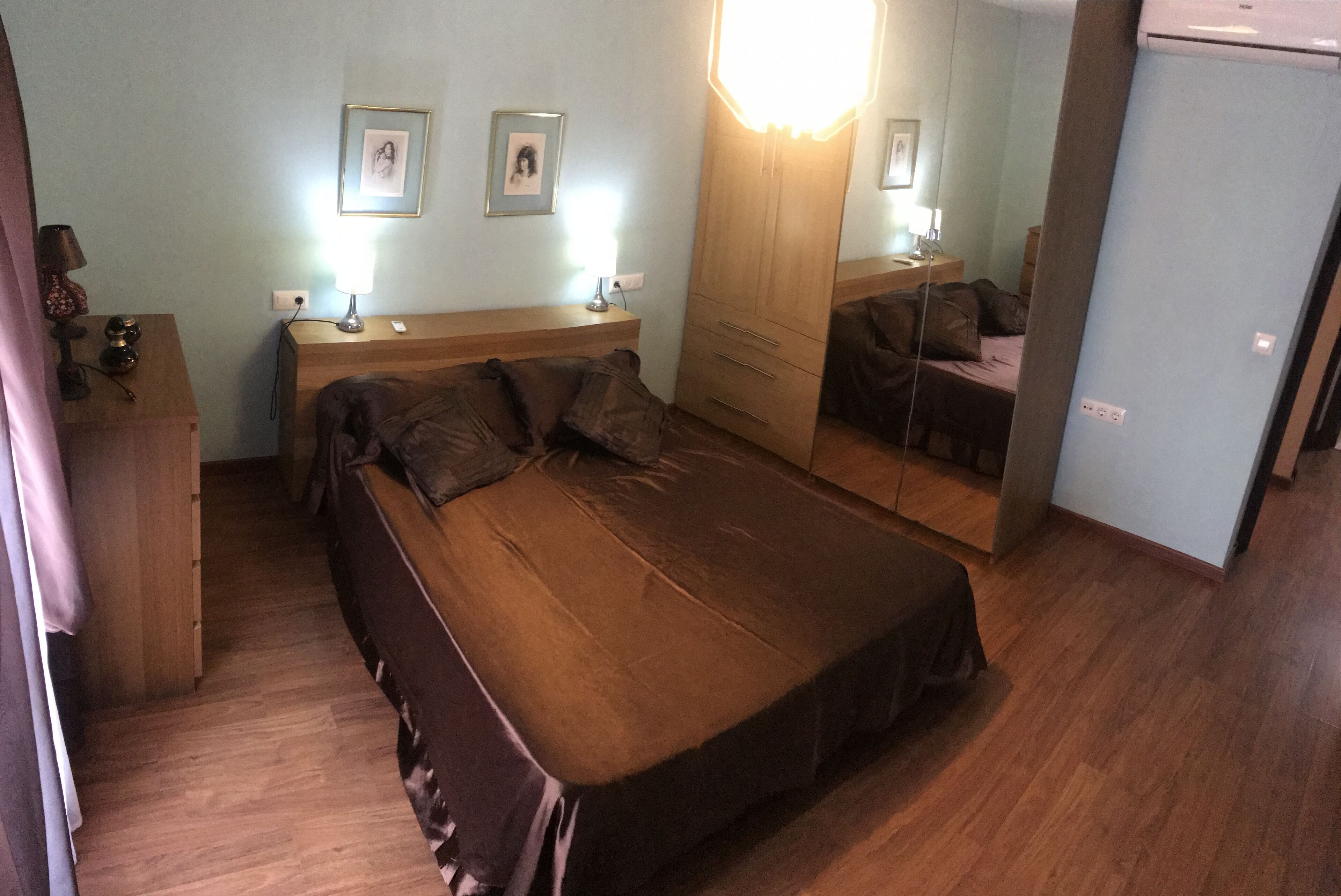 2 عدّة غرف نوم ومكتب ومكواة/لوح كي وملاءات أسرّة