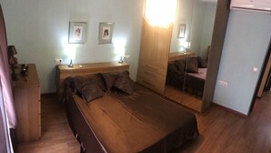 2 bedrooms, desk, iron/ironing board, bed sheets - Diego Arias 10 Apartment Near Playa la Caleta (Cádiz)