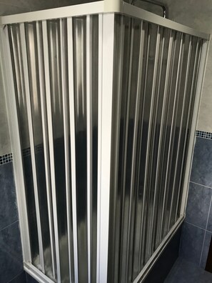 Ilmaiset hygieniatuotteet, hiustenkuivaaja, bidee, pyyhkeet