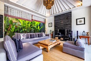 Vil·la, 2 dormitoris, piscina privada | Sala d'estar | Televisor de pantalla plana de 85 cm amb canals per cable i televisor 