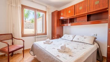 4 bedrooms, iron/ironing board, free WiFi, bed sheets