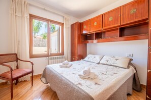 4 dormitoris, planxa i posts de planxar, wifi gratuïta i roba de llit 