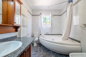Badewanne, Haartrockner, Handtücher