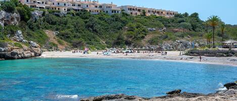 Una spiaggia nelle vicinanze