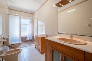 Banyera, assecador de cabells i tovalloles 