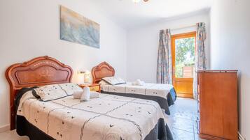 4 bedrooms, iron/ironing board, free WiFi, bed sheets