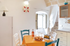 Apartment, 1 Schlafzimmer | Essbereich im Zimmer