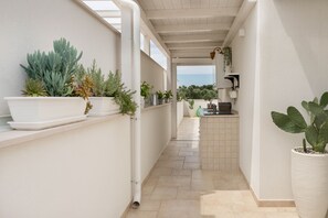 Apartment, 1 Schlafzimmer, Balkon, Meerblick | Eigene Küche | Großer Kühlschrank, Herdplatte, Wasserkocher mit Kaffee-/Teezubehör