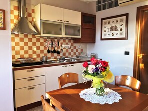 Apartment, 2 Schlafzimmer, Balkon, Meerblick | Eigene Küche | Großer Kühlschrank, Mikrowelle, Herdplatte, Geschirrspüler